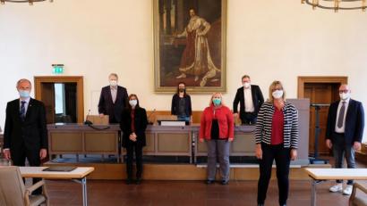 Bild: Susanne Schwab, Stadt Amberg/exb
Wenn es um die Ausbildung von Pflegeschülern geht, machen sie gemeinsame Sache (von limnks): Klaus Emmerich (Vorstand Kommunalunternehmen Krankenhäuser des Landkreises Amberg-Sulzbach), Landrat Richard Reisinger, Karin Meixner (Berufsfachschule für Pflege am Klinikum St. Marien), Christine Hecht (Geschäftsstelle Gesundheitsregion plus), Kerstin Wittmann (Pflegedirektorin Klinikum St. Marien), Oberbürgermeister Michael Cerny, Martina Schiener (Berufsfachschule für Pflege der Caritas in Sulzbach-Rosenberg) und Roland Domogala (Berufsfachschule für Pflege der ISE in Amberg). .