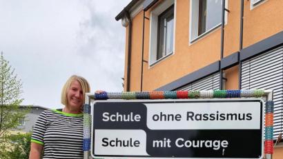 Bild: myd
Die Coronakrise nutzt Susanne Preißinger für kreative Betätigung. Das Schild vor der Markus-Gottwald-Schule in Eschenbach ziert jetzt eine ihrer bunten Häkelarbeiten.