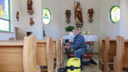 Bild: jzk
Die Restaurierung der Kirchenbänke in der Herz-Jesu Kapelle hat sich Adolf Legath heuer vorgenommen.