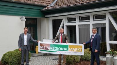 Bild: weu
Bürgermeister Martin Birner (rechts) zeigte sich höchst erfreut über die Eröffnung von „Mein Regionalmarkt“ und dankte Jürgen Donhauser (Mitte) und Regionalmarktleiter Matthias Pöll für die Initiative und die Umsetzung.