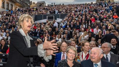 Bild: Armin Weigel/dpa
Gloria Fürstin von Thurn und Taxis steht vor der Eröffnung der Thurn-und-Taxis-Schlossfestspiele im vergangenen Jahr im Innenhof des Fürstenschlosses St. Emmeram neben Günther Beckstein (CSU). Dieses Jahr fallen die Festspiele aus.
