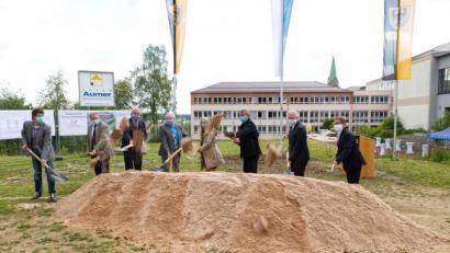 Bild: JOCHEN NEUMANN 
ERBENDORF
Den Spaten beim obligatorischen Spatenstich nahmen (von rechts) "Gastro"-Geschäftsführer Hans Donko, Bürgermeister Johannes Reger, Regierungspräsident Axel Bartelt, Rektorin Sabine Graser, stellvertretender Landrat Günther Kopp, Bürgermeister Werner Prucker aus Reuth, Zweiter Bürgermeister Herbert Mattes aus Krummennaab und Bauunternehmer Stefan Aumer.