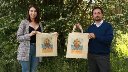 Bild: wku
Corinna Bader und Pfarrer Stefan Fischer hatten in Hirschau die Idee mit der Kindergottesdiensttüte.