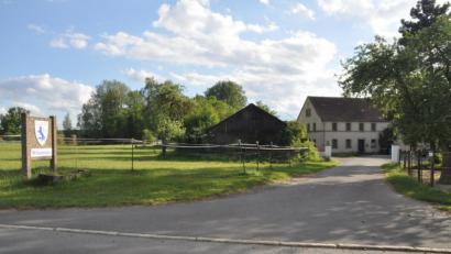 Bild: ak
Der Reitclub am Kulm muss das Dach der Reithalle (Mitte) sanieren. Die Gemeinderat sprach sich dafür aus, die Maßnahme mit 6200 Euro zu bezuschussen.