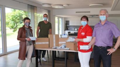 Bild: fvo
von links: Maria Schmidt, die Leiterin der Unternehmenskommunikation der Flosser Nexans autoelectric Gmbh übergibt an Stefan Reber sowie an Regina und Reinhold Bäumler von Gratus Manus in den Räumen der neuen Tagespflege insgesamt 3000 Einfach-OP-Masken