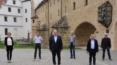 Bild: Christine Hollederer/exb
Landrat Richard Reisinger (Dritter von links) bedankt sich bei den Schwerpunkt- und Heimärzten im Landkreis (von links): Dr. Gertraud Weigert, Dr. Alexander Seidl (beide Gemeinschaftspraxis Dr. Althammer und Kollegen), Dr. Ulrich Jung, Versorgungsarzt Dr. Michael Scherer und Heimarzt Dr. Karl Schellenberger.