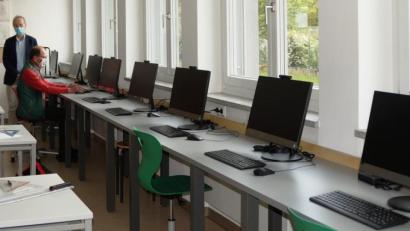 Bild: weu
Nicht ohne Stolz präsentierte Konrektor Rudolf Schneider (Mitte) zusammen mit den zuständigen Lehrkräften die neu angeschafften All-in-One-PCs, bei denen das Laufwerk im Monitor integriert ist. Mit 38 Stück dieser Geräte wird der dritte Computerraum an der Doktor-Eisenbarth-Mittelschule bestückt.