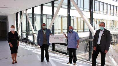 Bild: exb/ Kliniken Nordoberpfalz AG, Michael Reind
Hans Stelzl (Zweiter von links) und Ulrich Frey (Zweiter von rechts) übergeben stellvertretend für ihre Berufsverbände eine Spende über 7.250 Euro an die Medizinische Direktorin der Kliniken Nordoberpfalz AG, Michaela Hutzler (links). Klinikseelsorger Helmut Brandl (rechts) hat die Weichen für die Übergabe gestellt.