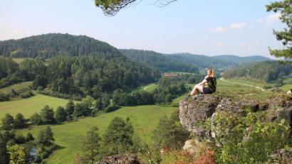 Bild: Regina Wolfohr
Der Wacholderwanderweg im Lauterachtal (Landkreis Amberg-Sulzbach): Bei diesem Blick wird klar, warum die Gegend auch Bayerische Toskana genannt wird.