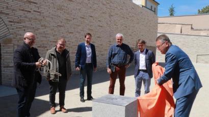 Bild: vlu
Bürgermeister Franz Stahl (rechts) enthüllt den neuen Stadtbaustein an der ehemaligen Fronfeste. Mit im Bild (von links) Architekt Peter Brückner, Architekt Falk Leopold, Stellvertretender Stadtkämmerer Harald Eckstein, Stadtkämmerer August Trißl und Stadtbaumeister Andreas Ockl.