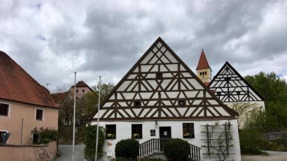 Bild: gri
Illschwang gibt ein echtes Postkartenmotiv ab. Der Dorfplatz ist geprägt von fränkischem Fachwerk.