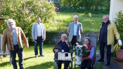 Bild: jp
Ludwig Söllner (sitzend, mit seiner Frau Berta) bekam die Willi-Brandt-Medaille in Silber der SPD und die Goldene Ehrennadel der Arbeiterwohlfahrt verliehen. Gernot Meier, Uwe Bergmann, Reinhold Strobl und Hermann Kucharski (stehend, von links) freuten sich über die langjährige Treue des Mitglieds und gratulierten zum Geburtstag.