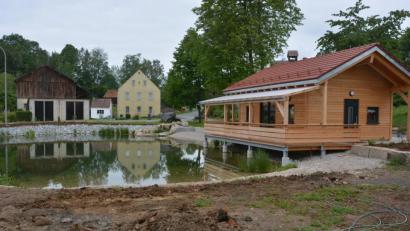 Bild: jr
Mit zwei neuen Spielgeräten wird der neue Dorfmittelpunkt in Pechofen aufgewertet. Der Bauausschuss gab am Montagabend grünes Licht für die Anschaffung eines Klettergerüst und eines Wasserspielgerätes, beides soll in der Nähe des Gemeinschaftshauses aufgestellt werden.
