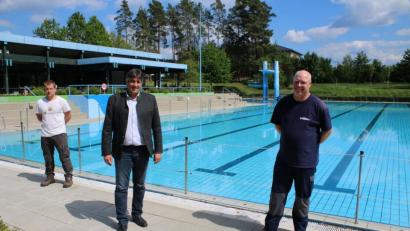 Bild: sne
Rettungschwimmer René Wächter, Bürgermeister Edgar Knobloch, Bademeister und Betriebsleiter Stefan Potröck freuen sich, im Grafenwöhrer Waldbad die Badesaison am 8. Juni beginnen zu können.