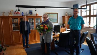 Bild: dob
Büchereileiterin Monika Roth nahm Abschied aus der Stadtbibliothek. Bürgermeister Andreas Wutzlhofer (links) und Stadtkämmerer Rainer Dötsch (rechts) blickten auf die vergangenen gut 20 Jahre zurück.
