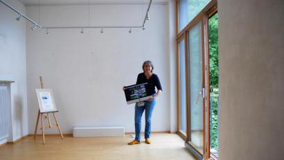 Bild: ubb
Die OKV-Vorsitzende ist entsetzt über die Leere, in die Kunst und Kultur wegen Covid19 gefallen sind. Sie will Abhilfe schaffen und auf keinen Fall auf die traditionelle Pfingstausstellung verzcihten. Kunst aus Weiden gibt es in diesem Jahr, Corona zum Trotz, im virtuellen Raum.