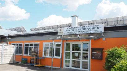 Bild: bl
Die Krise durch Corona macht auch vor der Gastronomie im Freizeitzentrum nicht halt. Jetzt wird nach einer Lösung gesucht, um den neuen Pächter zu halten, der gerade erst loslegen wollte. Noch prangt über dem Eingang der Name des Vorgängers.
