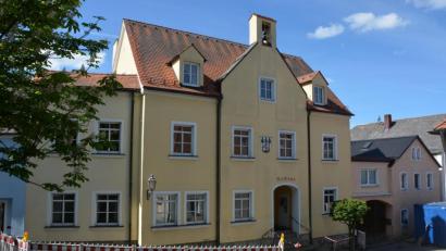 Bild: jr
Begonnen haben die umfassenden Sanierungsarbeiten am Konnersreuther Rathaus, das energetisch auf Vordermann gebracht wird. Die Bauarbeiten sollen bis Ende dieses Jahres abgeschlossen sein. Derzeit ist der Gehweg am Rathaus gesperrt, während der Bauarbeiten kann es durchaus zu Beeinträchtigungen in diesem Bereich kommen.