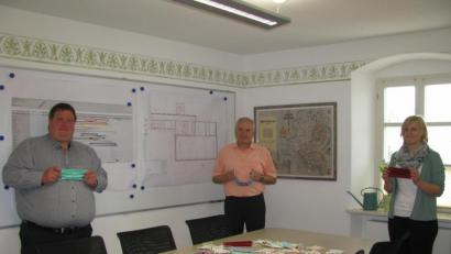 Bild: exb
Verwaltungsfachangestellter Georg Redl, Bürgermeister Günter Kopp und Geschäftsleiterin Kathrin König (von links) mit einigen der eingesammelten Schutzmasken.