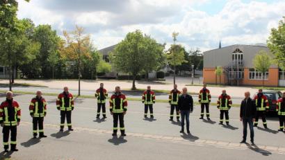 Bild: stg
Die Kommandanten der Ortsfeuerwehren verwandelten den Übergabetermin der neuen Schutzausrüstung mit Bürgermeister Roman Schäffler und dem Kemnather Kommandanten Peter Denz in eine kleine "Modenschau".
