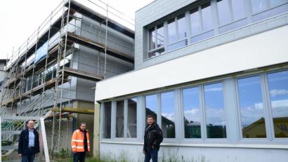 Bild: bey
Geschäftsleiter Günter Gschwindler, Bauamtsleiter Uli Rupprecht und Bürgermeister Rainer Rewitzer (von links) sind mit der energetischen Sanierung der Zottbachtalgrundschule zufrieden. Bürgermeister Rainer Rewitzer lobt besonders den optischen Anblick des Schulgebäudes. Das Gerüst (im Hintergrund) wird in den nächsten Tagen abgebaut.