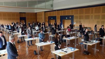 Bild: Gabi Schönberger
Die erstmals Gewählten müssen bei der konstituierenden Sitzung des Kreistags die Hand heben und die Eidesformel sprechen.