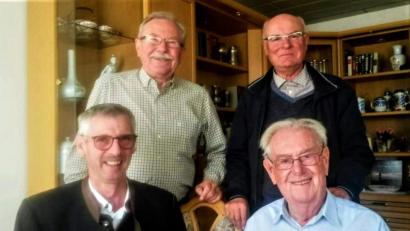 Bild: fdl
Der Verstorbene Franz Ries (sitzend, rechts) zusammen mit Wolfgang Falk (sitzend, links) vom Ehenfelder Männerchor und (stehend, von links) Wolfgang Köper und Günter Übelacker vom Männergesangsverein Hirschau bei seinem 90. Geburtstag im vergangenen Jahr.