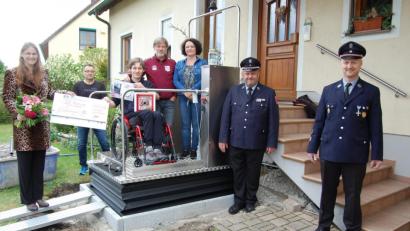 Bild: Muck/exb
Christoph Koller nimmt den Scheck auf dem neuen Treppenlift persönlich in Empfang. Mit im Bild von links die Initiatorin der Engel-Aktion Sonja Muck, der Vorsitzender des Motorradstammtisches "Trentino" Stefan Braun, Christoph Kollers Eltern, .Michael Muck, Vorsitzender der Feuerwehr Teublitz und Stefan Niedermeier Vorsitzender der Feuerwehr Meßnerskreith.