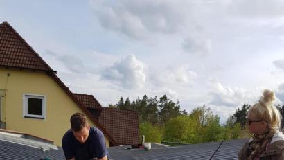 Bild: TuS Schnaittenbach, Tennisabteilung/exb
Erneuerung des Daches mit Mathias Bundszus und Rosa-Maria Hüttner.