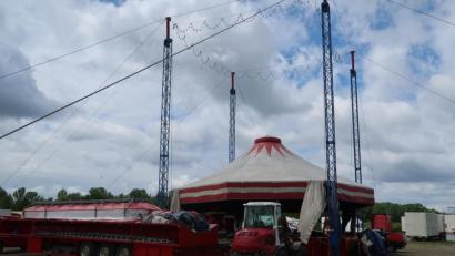 Bild: Kunz
Das Bild täuscht. Der "Moskauer Zirkus" hat nur wegen der Windböen am Sonntag teilweise abgebaut.