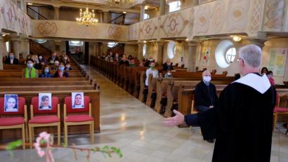 Bild: le
Einen familienfreundlichen Gottesdienst gestaltet das KiGo-Team mit Pfarrer Wilfried Römischer in der Pfarrkirche St. Johannes Baptista als Ersatz für das ausgefallene Gemeinde- und Kindergartenfest.