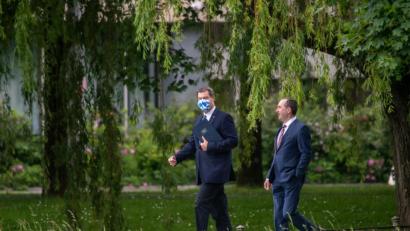 Bild: Peter Kneffel/dpa
Markus Söder (links/CSU) und Hubert Aiwanger (Freie Wähler) gehen nach der bayerischen Kabinettssitzung gemeinsam zu einer Pressekonferenz durch den Hofgarten.