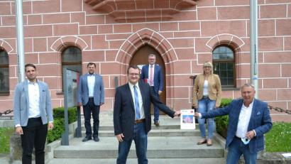 Bild: Tobias Gräf
Achim Bender, Bettina Moser, Bürgermeister Michael Göth, Patrick Fröhlich, Günter Koller und Florian Bart (von links) stehen hinter der gemeinsamen Kooperationsvereinbarung. Künftig wollen CSU/JU und SPD im Stadtrat kooperieren - nicht aber koalieren.