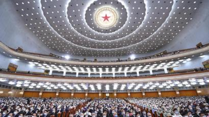Bild: Shen Hong/XinHua/dpa 
Die Teilnehmer der Abschlusssitzung des Nationalen Volkskongresses sitzen in der Großen Halle des Volkes.
