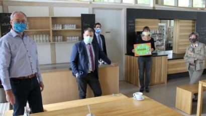 Bild: fsb
Frank Holzförster (von links), Karlheinz Budnik, Stephan Oetzinger, Andrea Mack und Christina von Seckendorff stellen die kommenden Familien-Veranstaltungen in der wiedereröffneten Cafeteria bei Mindestabstand und Mund-Nase-Schutz vor.