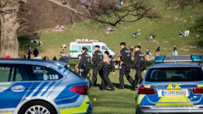 Archivbild: Matthias Balk/dpa
Polizisten patrouillieren durch den Englischen Garten. Die Münchner Polizei versucht mit Patrouillen die Menschen auf die Einhaltung der von der Staatsregierung verordneten Abstandsregelungen zur Unterbrechung der Infektionskette von Covid-19 aufmerksam zu machen.