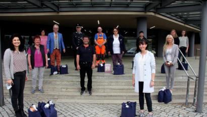 Bild: wro
Jürgen Klarner (Mitte) übergab die mit Hygieneartikel gefüllten Geschenktaschen am Rathaus. Dazu hatte er die Vertreter aus dem Kreis der Beschenkten eingeladen. Für die Idee bedankte sich Bürgermeister Toni Dutz (Vierter von links).