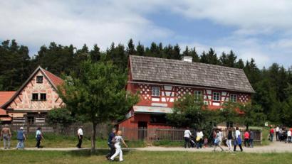 Archivbild:  Götz
Im Freilandmuseum Neusath wird ein Beitrag für die Terra-X-Dokumentarfilmreihe gedreht.