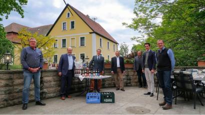 Bild: bsc
Obergäriges Bier aus dem Steinwald gibt es ab Juni im niedersächsischen Uslar, deren untergäriges Bier vertreibt dafür die Schlossbrauerei Friedenfels im Steinwald. Bergbräu-Geschäftsführer Jörg Tietz (von links), Bürgermeister Torsten Bauer aus Uslar, Freiherr Eberhard von Gemmingen Hornberg, Jochen Wendler, Helmut Radimerski, Freiherr Johannes von Gemmingen Hornberg und Schlossbrauerei-Braumeister Christian Mitterbauer stoßen auf die Kooperation an.