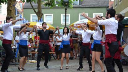Archivbild: tk
Dieses Foto ist schon wieder zwei Jahre alt. Beim Altstadtfest 2018 traten auf Einladung von Philia zum bis dato letzten Mal griechische Tänzer auf.