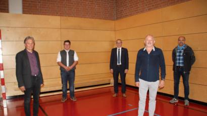 Bild: Sabine Müller/exb
Die Bürgermeister mit den neuen Gemeinderatsmitgliedern (von links): 2. Bürgermeister Josef Weinfurtner, Phillip Haas, Bürgermeister Erwin Geitner, 3. Bürgermeister Gerhard Schnabel und Armin Hofrichter.