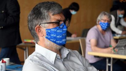 Bild: Gabi Schönberger
An der schicken NEW-Maske liegt’s nicht: Grünen-Fraktionssprecher Johann Mayer und seine Mitstreiter dringen mit Anträgen zur Geschäftsordnung des Kreistags nicht durch.