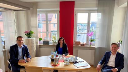 Bild: Dominik Engelhardt/exb
Bürgermeisterin Margit Bayer hieß Europaabgeordneten Christian Doleschal (links) und Landtagsabgeordneten Tobias Reiß (rechts) im Waldershofer Rathaus willkommen.