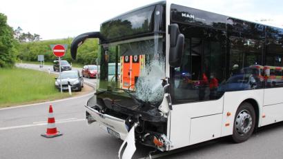 Bild: Alexander Auer
Bei einem Unfall auf der B15 bei Ponholz wurden am Freitagmittag zwei Menschen verletzt.
