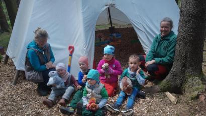 Bild: ld
Große Freude im Waldkindergarten. Jetzt gehört der Wald mit all seinen Überraschungen wieder den Kindern.
