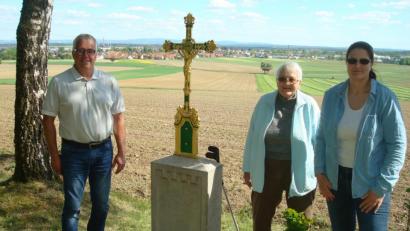 Bild: wmr
Bildtext:
Die Familie Waidhas bei der Besichtigung des renovierten Feldkreuzes. Vor einigen Monaten stand es noch schief, krumm und verrostet am Waldrand. Jetzt strahlt es am Rand der Felder in die Landschaft. Im Bild: (von links) Bernhard Waidhas, Ortssprecher Kleinbüchlberg, sowie die Besitzerin des Kreuzes Rita Waidhas und Tochter Rita.