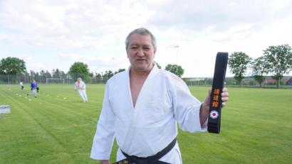 Bild: jut
Im Judoanzug auf dem Fußballplatz: Manfred Schmid beim Training in Ensdorf. Er zeigt einen besonderen schwarzen Gürtel, den er von seinem Schützling David Sperlich geschenkt bekommen hat.