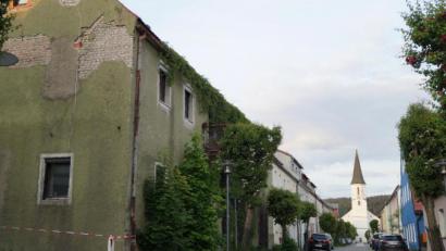 Bild: weu
Zur Förderkulisse für das Städtebauförderung zählt beispielsweise die Kirchstraße in Schönsee. Hausbesitzer, die hier Geld für die Sanierung von Altbauten in die Hand nehmen, werden von Stadt und Regierung unterstützt.