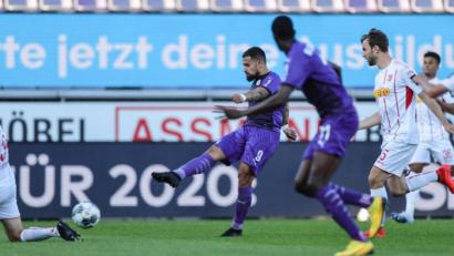 Bild: Friedemann Vogel/dpa
Osnabrücks Marcos Alvarez (Mitte) erzielt das 2:2 und dreht das Spiel im Alleingang,