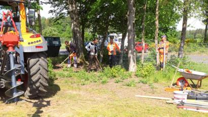 Bild: bkr
Beim Naturerlebnisbad ersetzen die Bauhofmitarbeiter der fünf Mitgliedgemeinden den Maschendraht- durch einen Gitterzaun.